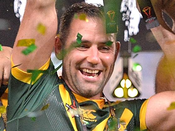 BRISBANE, AUSTRALIA - DECEMBER 02:  The Australian Kangaroos celebrate victory as captain Cameron Smith holds up the world cup trophy after the 2017 Rugby League World Cup Final between the Australian Kangaroos and England at Suncorp Stadium on December 2, 2017 in Brisbane, Australia.  (Photo by Bradley Kanaris/Getty Images)