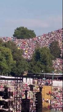 “Insane” sight at Taylor Swift concert