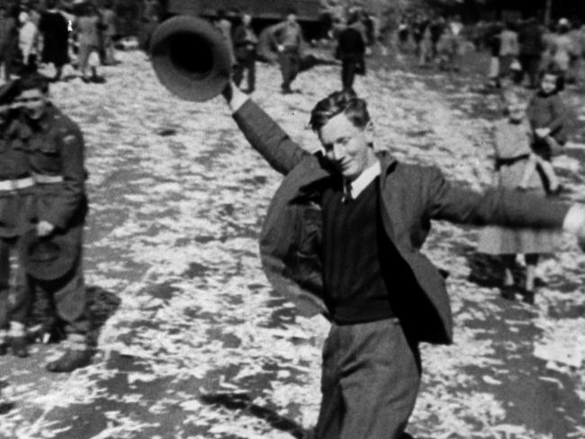 1945 : Ern Hill, the "Dancing Man", in Elizabeth Street, Sydney 15/08/45 during victory celebrations on VJ Day at end of World War Two (II).NSW / People / Civilian / Celebration / VP Day Australia's First CenturyHistorical