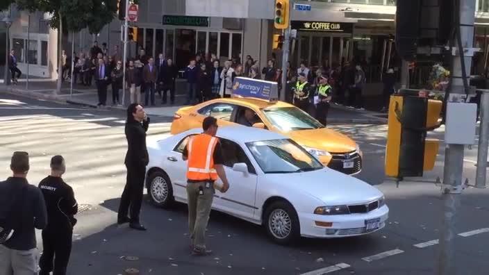 Tom Hiddleston directs Brisbane traffic