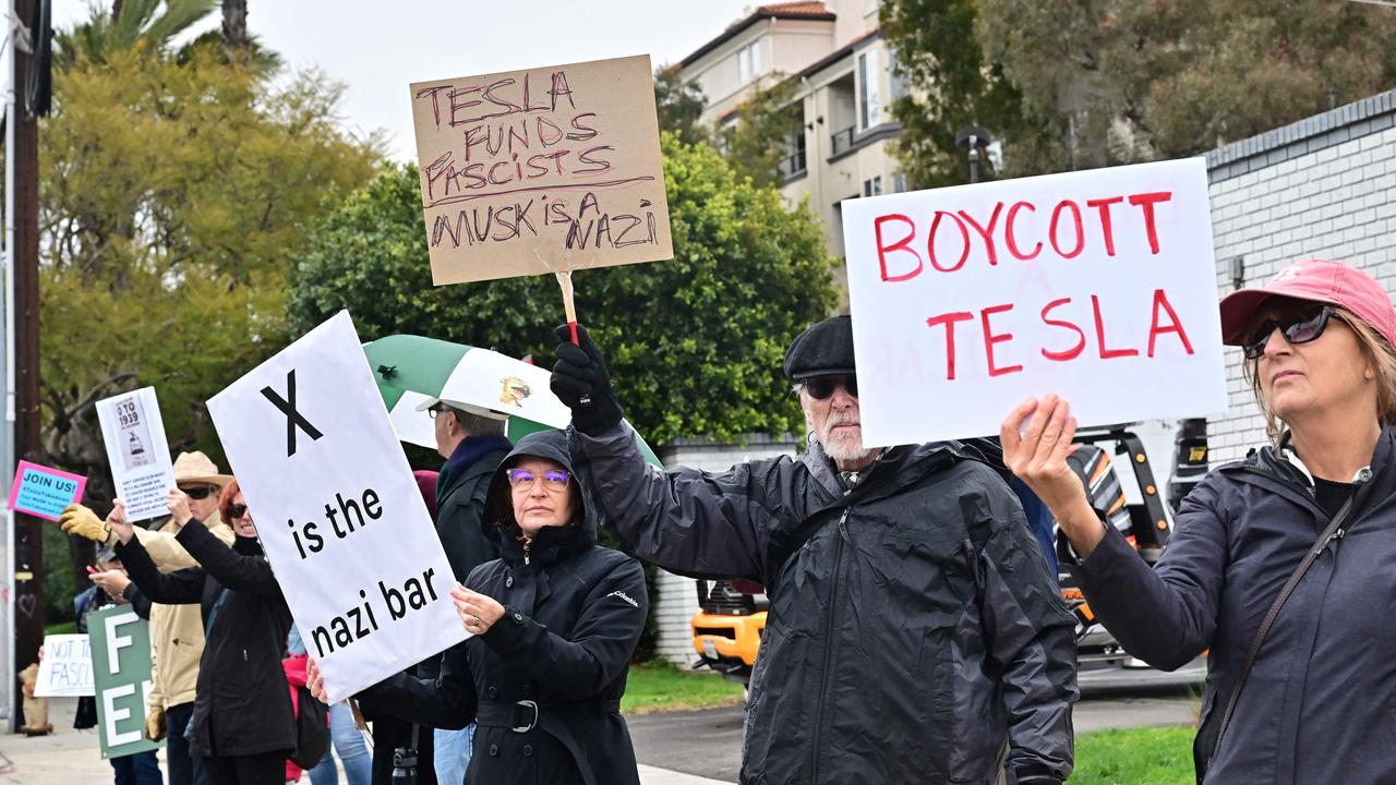 <!DOCTYPE html PUBLIC "-//W3C//DTD HTML 4.0 Transitional//EN" "http://www.w3.org/TR/REC-html40/loose.dtd"><html><body><p>Protesters are seen outside a Tesla dealership in Los Angeles on March 14, 2025. Picture: Frederic J. BROWN / AFP</p></body></html>