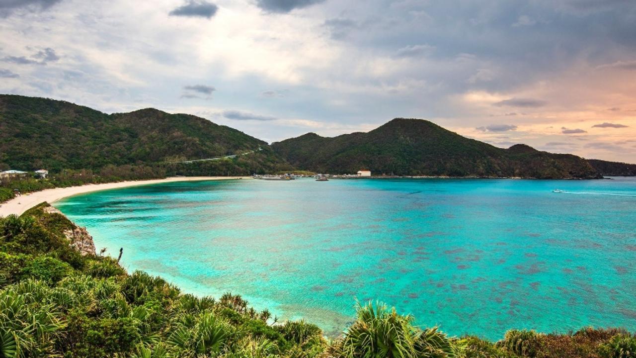 On the west coast of Tokashiki Island is Aharen Beach which is about a one-hour boat ride from Okinawa’s main city of Naha. It embodies everything you dream of for a tropical island paradise.