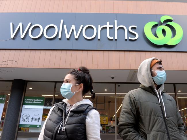 Woolworths has urged customers to wear face masks. Picture: NCA NewsWire/Andrew Henshaw