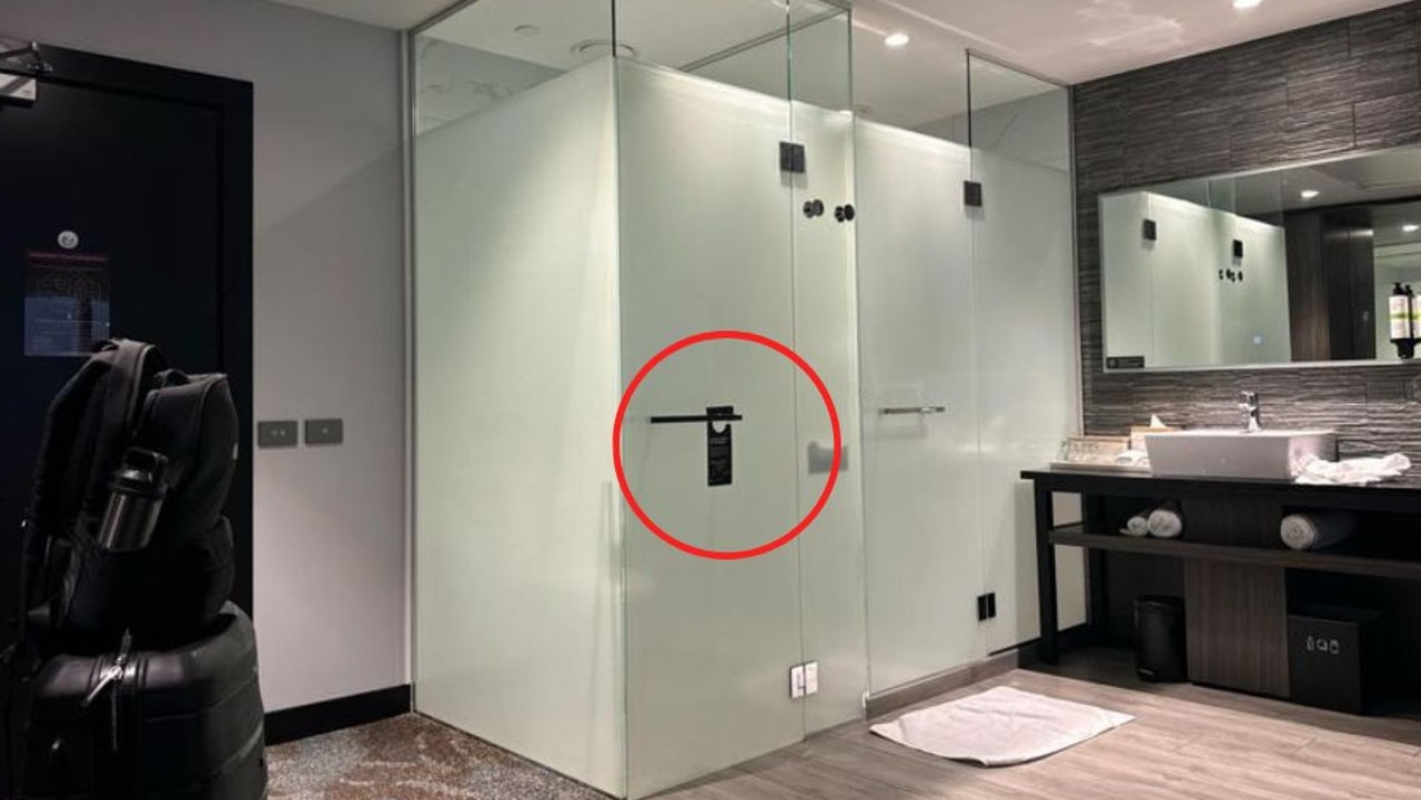 Pokój hotelowy w Nowej Zelandii z „dziwną” toaletą |  Szafka z matowego szkła obok łóżka