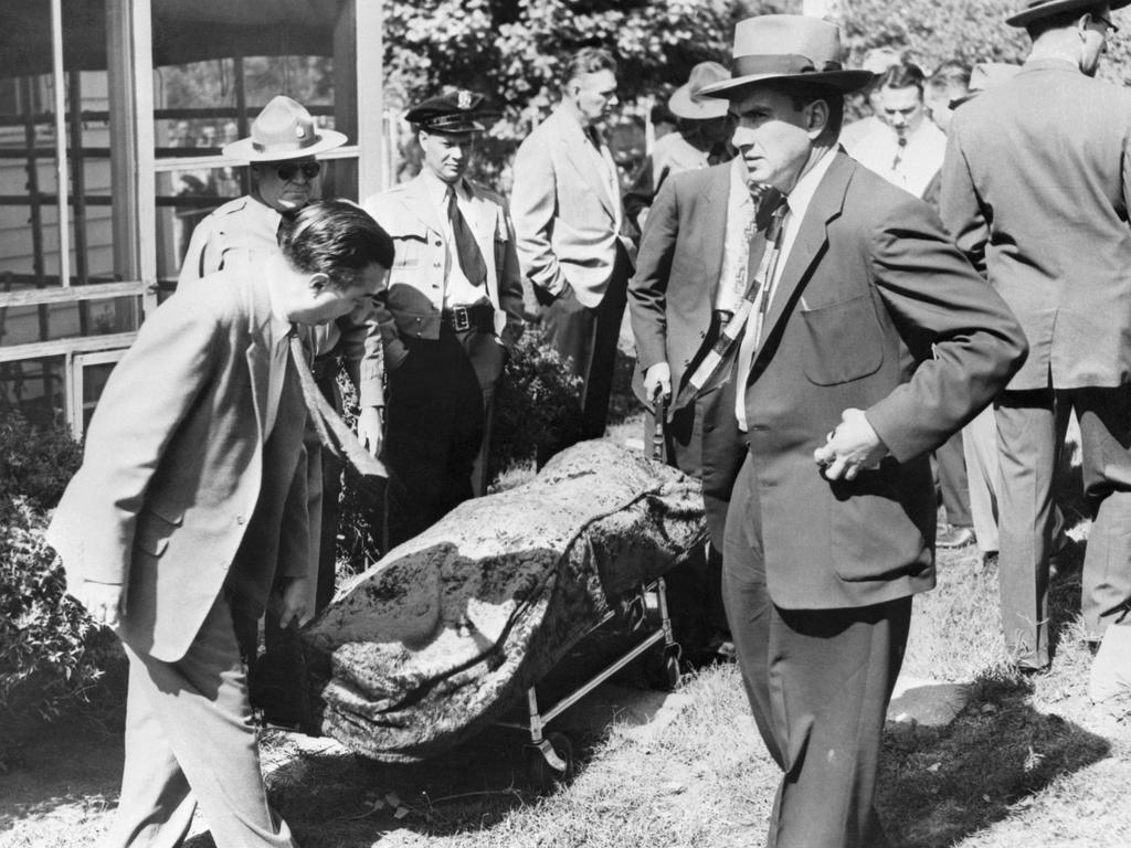 FBI agents remove the body of Bobby Greenlease, 6, from a shallow, lime-lined grave in back of the residence of Bonnie Heady. Picture: Bettmann/Getty Images