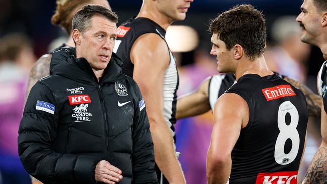 MELBOURNE, AUSTRALIA - MAY 31: Craig McRae, Senior Coach of the Magpies speaks with Lachie Schultz of the Magpies at quarter time during the 2024 AFL Round 12 match between the Collingwood Magpies and the Adelaide Crows at The Melbourne Cricket Ground on May 31, 2024 in Melbourne, Australia. (Photo by Dylan Burns/AFL Photos via Getty Images)