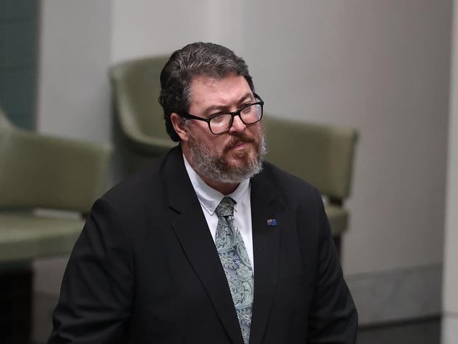 Rogue Qld MP crosses floor, compares premiers to despots