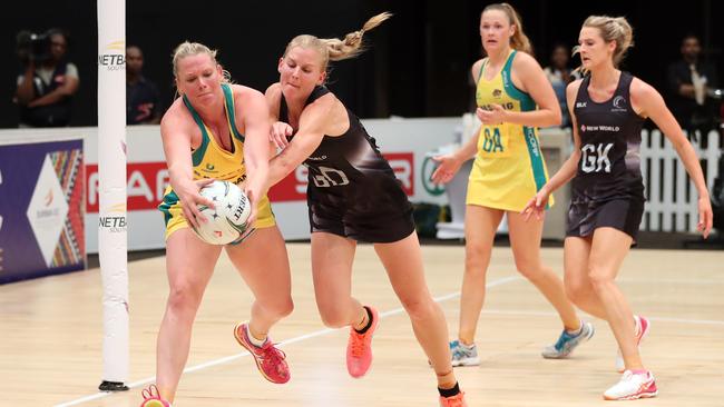 Caitlin Thwaites gets the better of the New Zealand defence.