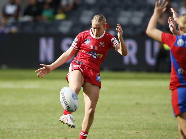 Kasey Reh kicks long for Illawarra. Picture: Warren Gannon Photography