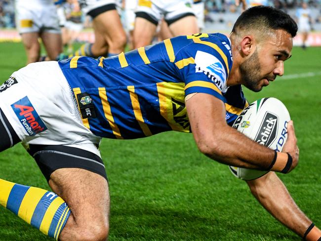 Bevan French of the Eels scores against the Titans during the Round 21 NRL match between the Parramatta Eels and the Gold Coast Titans at ANZ Stadium in Sydney, Saturday, August 4, 2018. (AAP Image/Brendan Esposito) NO ARCHIVING, EDITORIAL USE ONLY