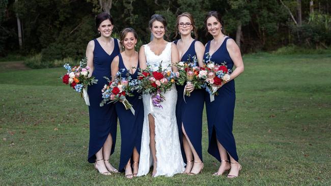 Lady chums: Beth Payne and bridesmaids, photography: Bec Pattinson Photography