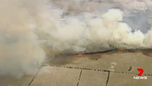 Grassfire rages near Melbourne (7 News)