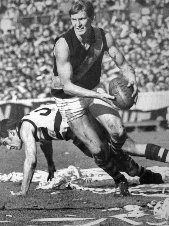 1969. Royce Hart twists away from a Geelong opponent during the first semi-final at the MCG.