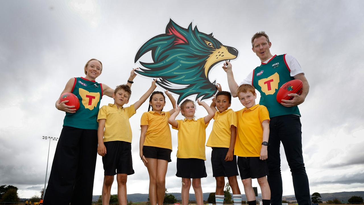 Emma Humphries (left) and Jack Riewoldt (right) pose for a photograph with Campbell Town District High School students (L-R) Charlie, Satsuki, Winnie, Linus and Patrick during the Tasmania Devils Media Opportunity at Campbell Town Football Club on March 19, 2024 in Campbell Town, Australia. (Photo by Michael Willson/AFL Photos via Getty Images)