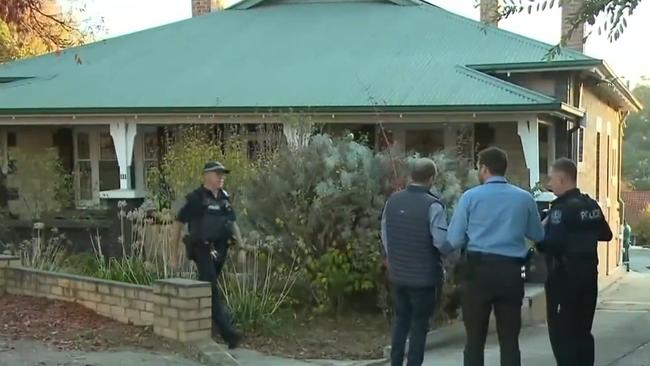 SA Police detectives a the property in Lobethal where two men were allegedly stabbed. 7News Adelaide.