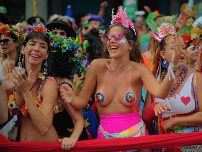 Revellers take part in a "bloco" or street party in the run up to Rio's carnival, in Rio de Janeiro, Brazil on February 4, 2018.  The Rio carnival is the best known festival of it's kind in the world and weeks of parties, celebrations take place around the event.  / AFP PHOTO / CARL DE SOUZA