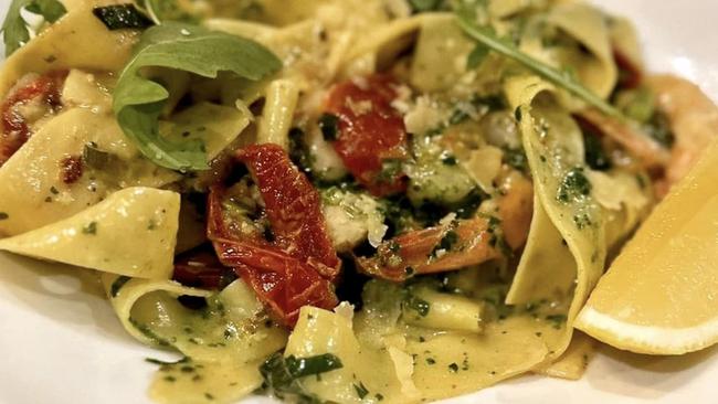 A must-try for seafood pasta lovers at Dundees on the Waterfront, is the prawn &amp; scallop pappardelle. Thick, flat pasta tossed with sautÃ©ed prawns, scallops, semidried tomatoes &amp; spinach in a creamy white wine pesto sauce