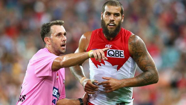 Sydney runner Nick Davis talks to Lance Franklin.