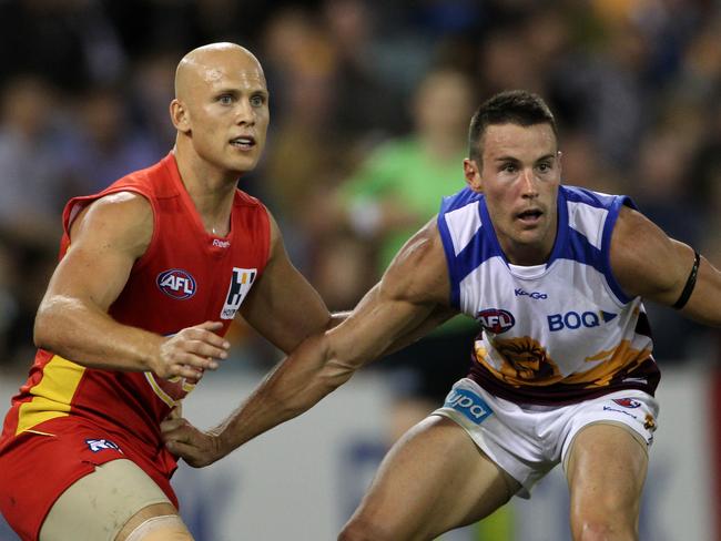 Gary Ablett watched by Andrew Raines during the first QClash.