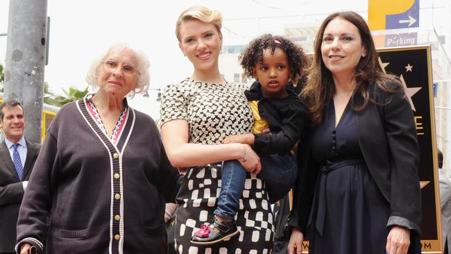 Scarlett Johansson (middle), grandmother, sister Fenan and mom Melanie Sloan in 2012.