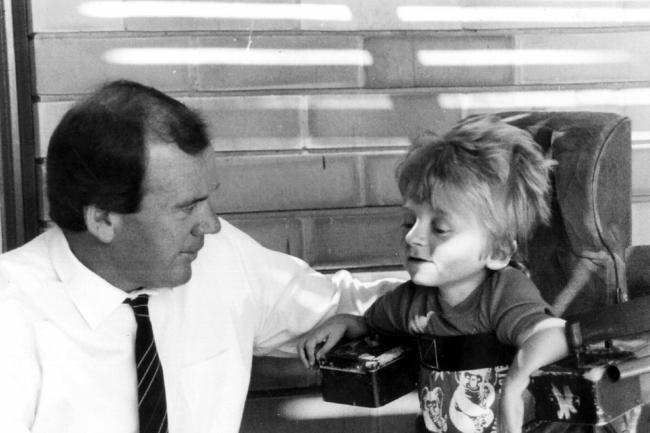 Australian TV presenter Mike Willesee with Quentin Kenihan in 1985.