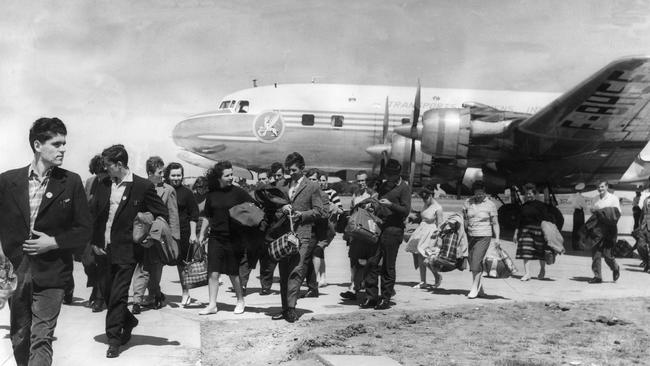 Migrants arrive at Essendon Airport in 1962. image: HWT archive