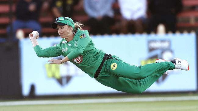 Stars' Mignon du Preez makes a diving run out attempt during the WBBL Semi Final between the Perth Scorchers and Melbourne Stars at North Sydney Oval. Picture. Phil Hillyard