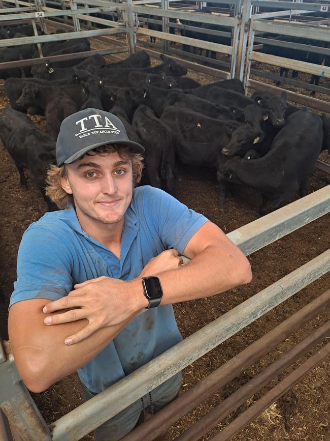 Mitchell Scott of Table Top Angus was one of several breeders selling young stock early at Wodonga due to dry conditions. This pen of steers made $935.