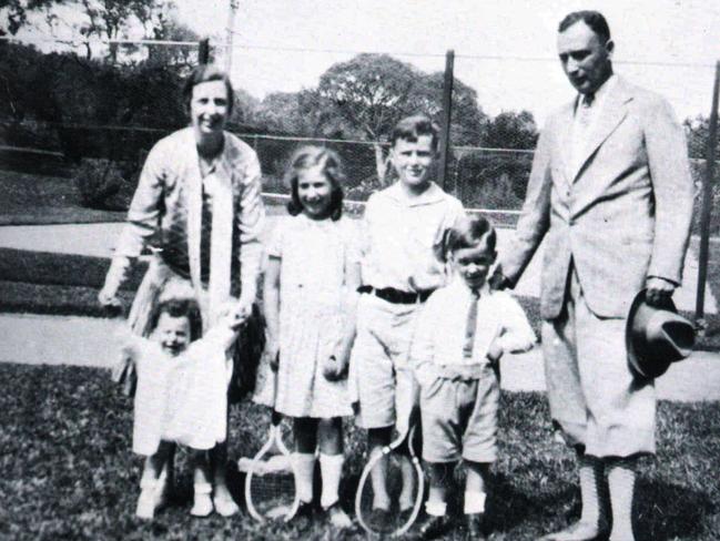 The Myer family at Sorrento 1929: Merlyn and Marigold, Neilma, Kenneth, Sidney Baillieu and Sidney.