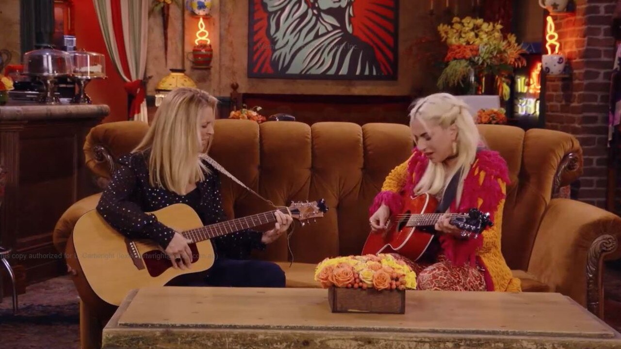 Lisa Kudrow and Lady Gaga sing Smelly Cat on the Friends reunion.