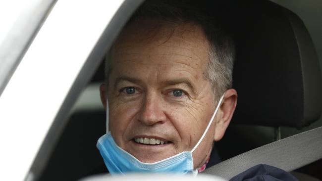 Bill Shorten delivers food to the Flemington Towers Government Housing complex in July. Picture: Getty Images.