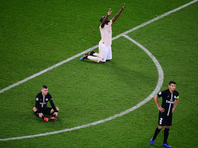Manchester United's Belgian forward Romelu Lukaku (C) celebrates after winning the UEFA Champions League round of 16 second-leg football match between Paris Saint-Germain (PSG) and Manchester United at the Parc des Princes stadium in Paris on March 6, 2019. (Photo by Martin BUREAU / AFP)