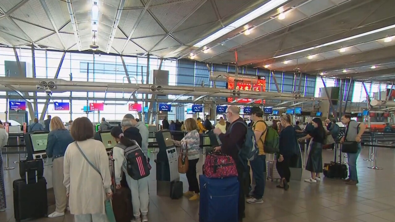 Strong winds disrupt flights at Sydney Airport