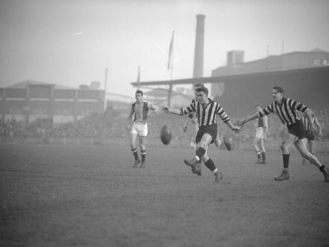 Lou Richards gets his kick away during a Collingwood v St Kilda clash at Victoria Park in 1950.