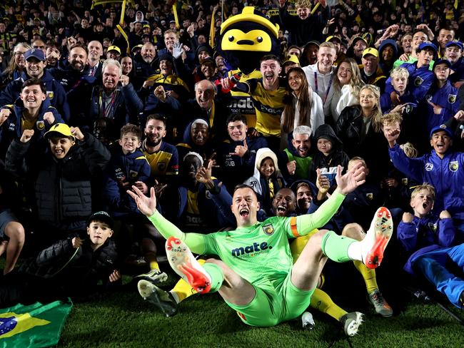 GOSFORD, AUSTRALIA - MAY 18: Mariners players and staff celebrate at full-time during the A-League Men Semi Final match between Central Coast Mariners and Sydney FC at Industree Group Stadium, on May 18, 2024, in Gosford, Australia. (Photo by Brendon Thorne/Getty Images)