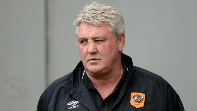 Hull City's English manager Steve Bruce watches his players ahead of the English Premier League football match between Hull City and Burnley at the KC Stadium in Kingston upon Hull, north east England on May 9, 2015. AFP PHOTO / OLI SCARFF RESTRICTED TO EDITORIAL USE. No use with unauthorized audio, video, data, fixture lists, club/league logos or "live" services. Online in-match use limited to 45 images, no video emulation. No use in betting, games or single club/league/player publications.