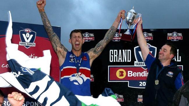 Robbie Ross and Nick Rutley raise the 2018 premiership cup