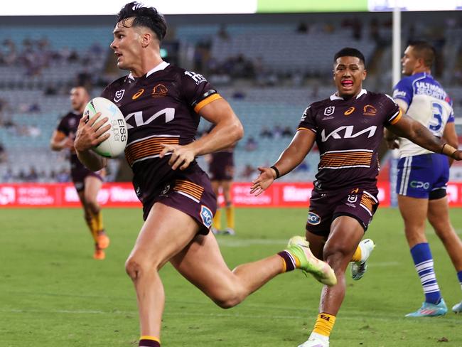 SYDNEY, AUSTRALIA - MARCH 20:  Herbie Farnworth of the Broncos breaks away to score a try during the round two NRL match between the Canterbury Bulldogs and the Brisbane Broncos at Accor Stadium, on March 20, 2022, in Sydney, Australia. (Photo by Mark Kolbe/Getty Images)