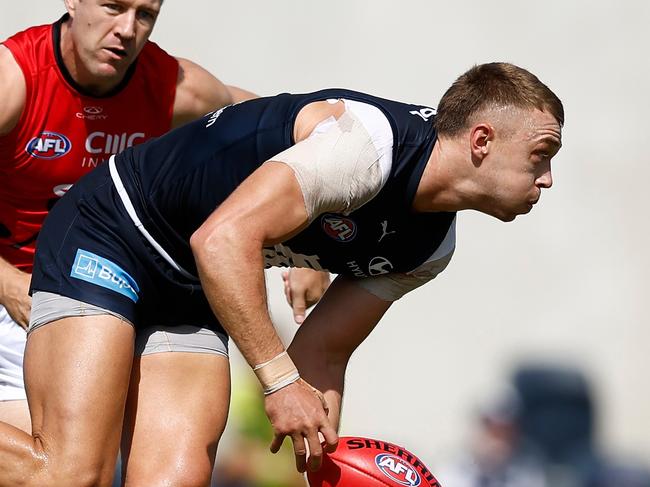 MELBOURNE, AUSTRALIA - FEBRUARY 22: Patrick Cripps of the Blues is chased by Jack Macrae of the Saints during the 2025 AFL match simulation between the Carlton Blues and St Kilda Saints at Ikon Park on February 22, 2025 in Melbourne, Australia. (Photo by Michael Willson/AFL Photos via Getty Images)