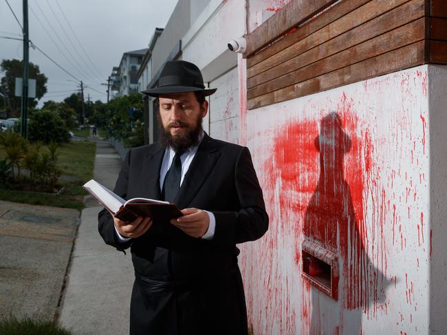 17-01-2025. Rabbi Shmueli Feldmanmakes prayer outside the former home of Alex Ryvchin from the Executive Council of Australian Jewry, which was the subject of an anti-Semitic attack over night. 263 Military Rd Dover Heights, Sydney. Picture: Max Mason-Hubers / The Australian