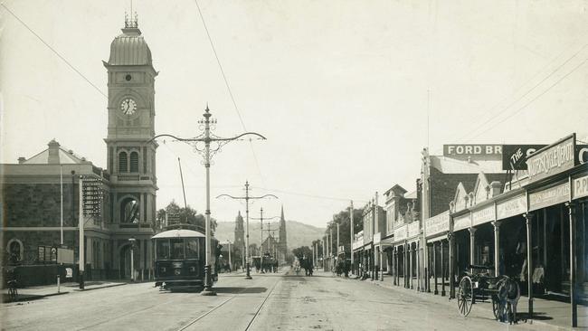 Tram on The Parade, Norwood, SA in 1909.