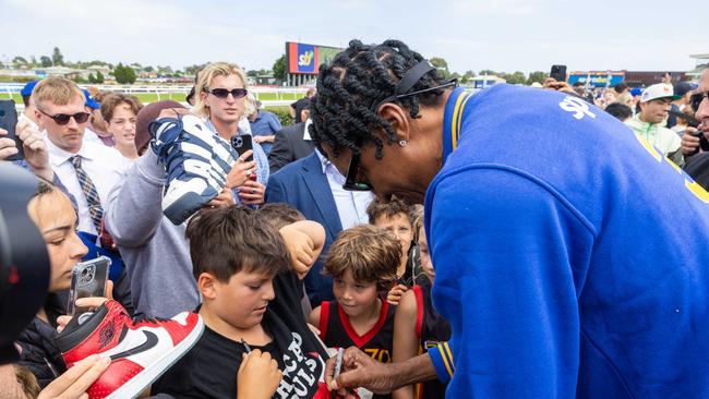 NBA great Scottie pippen signs autographs at a SportsBet event Picture: Jason Edwards