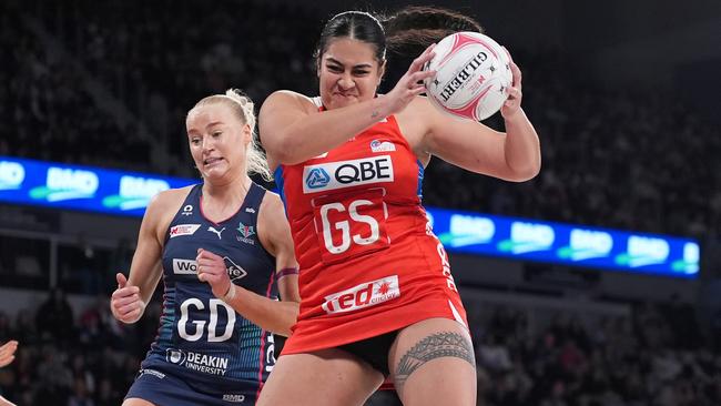 MELBOURNE, AUSTRALIA - JUNE 23: Uneeq Palavi of the Swifts receives the ball under pressure from Jo Weston of the Vixens during the round 11 Super Netball match between Melbourne Vixens and NSW Swifts at John Cain Arena, on June 23, 2024, in Melbourne, Australia. (Photo by Daniel Pockett/Getty Images)