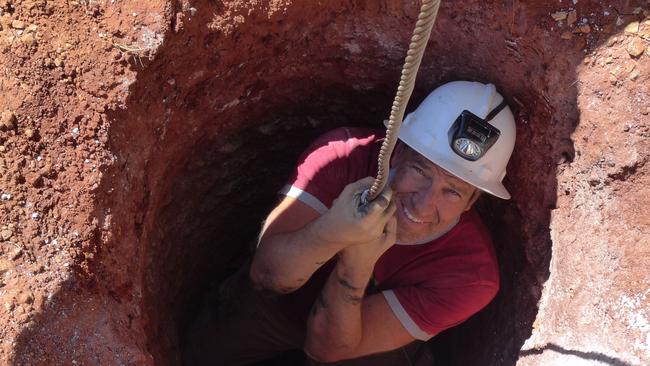 Mike Rowe tries his hand at opal mining in South Australia.