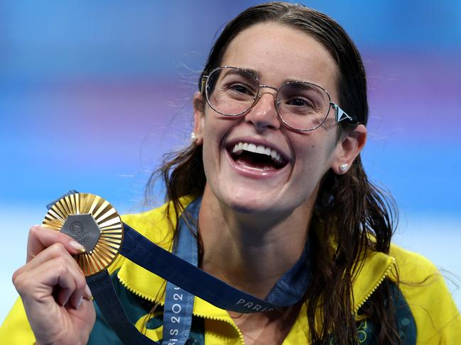 NANTERRE, FRANCE - JULY 30: Gold Medalist Kaylee McKeown of Team Australia poses following the Swimming medal ceremony after the Women's 100m Backstroke Final on day four of the Olympic Games Paris 2024 at Paris La Defense Arena on July 30, 2024 in Nanterre, France. (Photo by Sarah Stier/Getty Images)