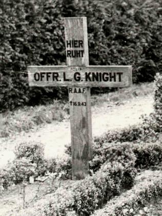 The simple wooden cross originally used to mark Les Knight’s grave.