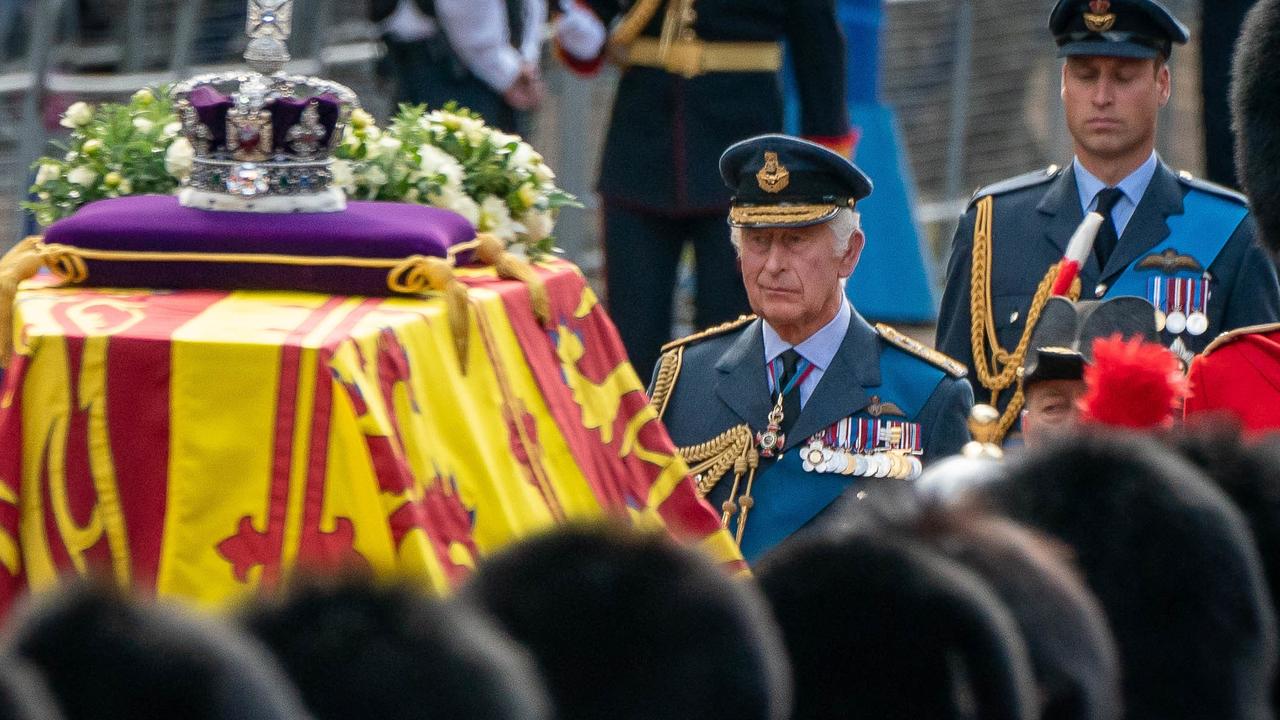 Śmierć królowej: Chaos nie widziany w telewizji, gdy trumna przechodziła przez Londyn
