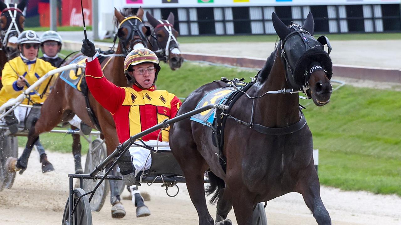 Harness racing trotter Keayang Zahara and driver Jason Lee. Picture: HRNZ