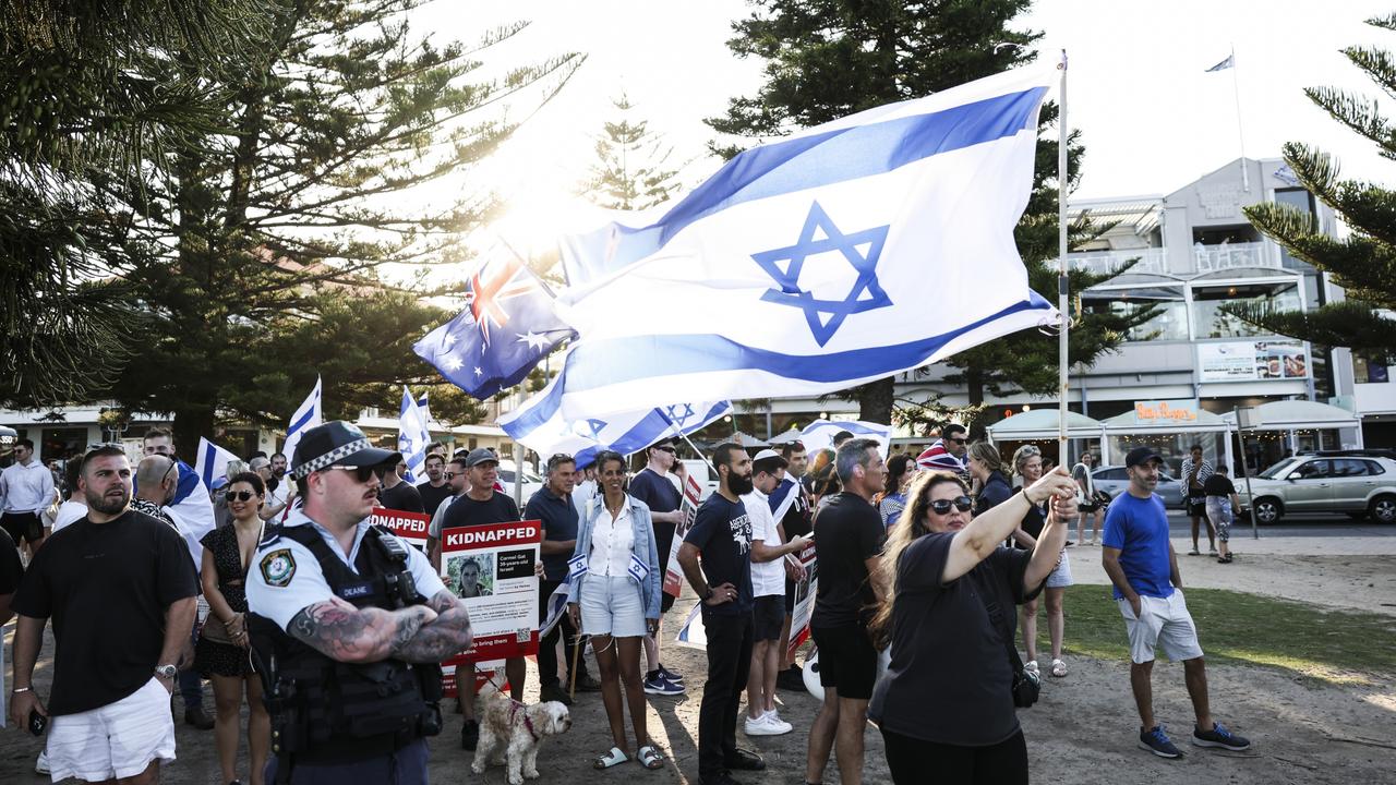 About 100 Israel supporters were waiting for the motorcade at Coogee Beach. NCA NewsWire/ Dylan Robinson