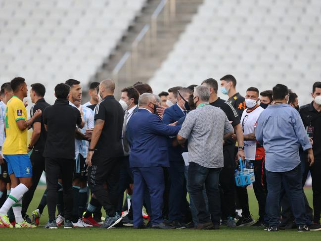 SAO PAULO, BRAZIL - SEPTEMBER 05: Health authorities interrupt the match as they argue with players of Brazil and Argentina during a match between Brazil and Argentina as part of South American Qualifiers for Qatar 2022 at Arena Corinthians on September 05, 2021 in Sao Paulo, Brazil. (Photo by Alexandre Schneider/Getty Images)